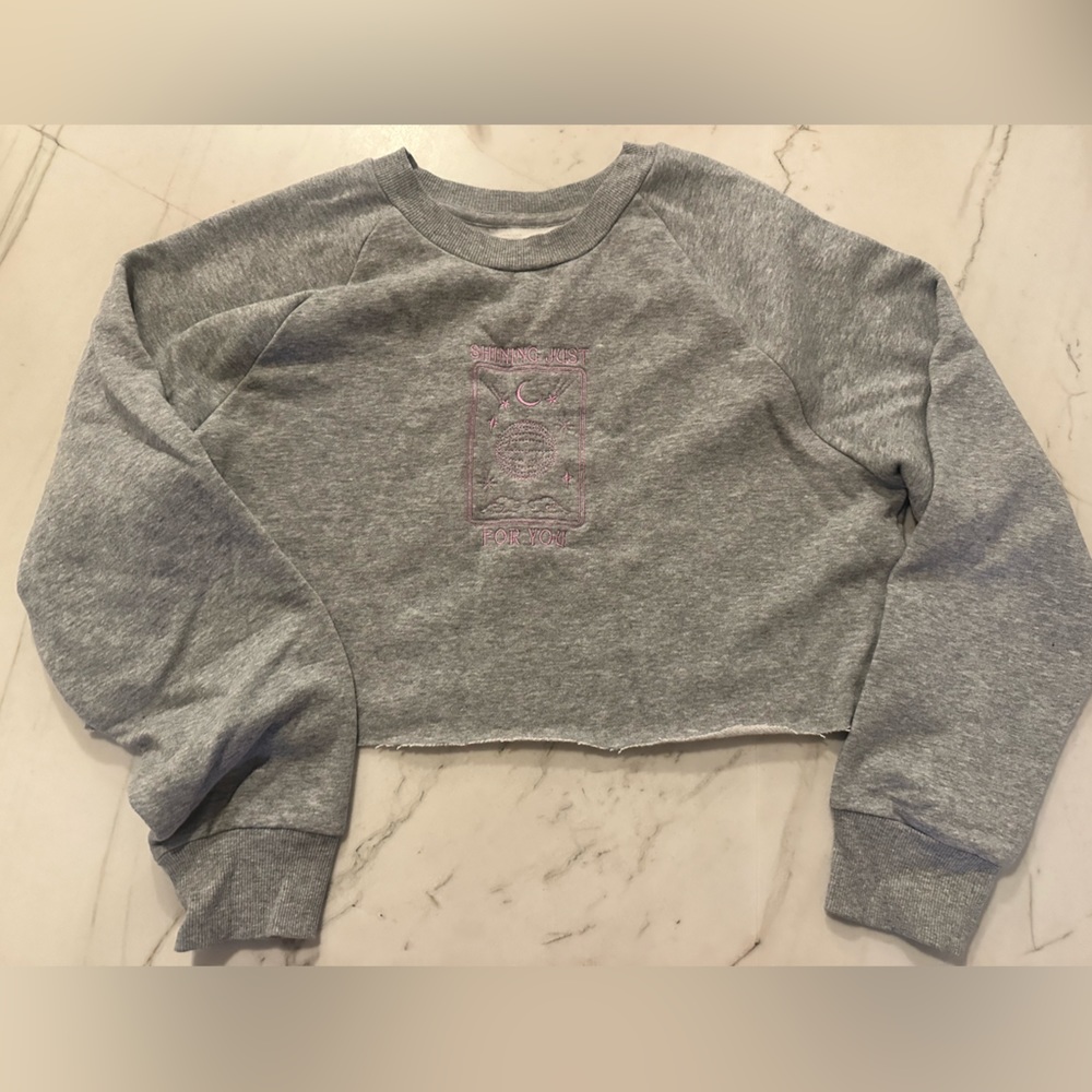 Cropped Grey sweatshirt embroidered with “Shinning Just For You”